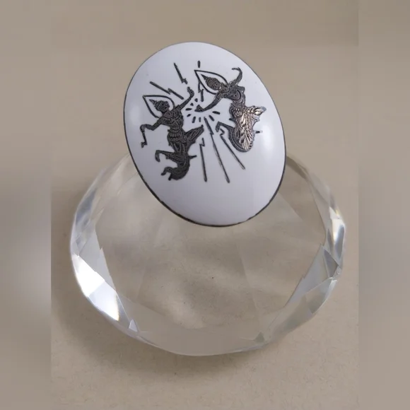 White and Sterling Silver Brooch - Picture 7 of 9